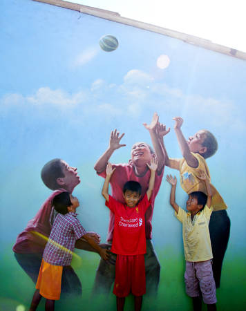 Hình ảnh trẻ con làng chài Trung Thanh cũng được tái hiện sinh động trên những bức tường. Ảnh: Tiến Hùng