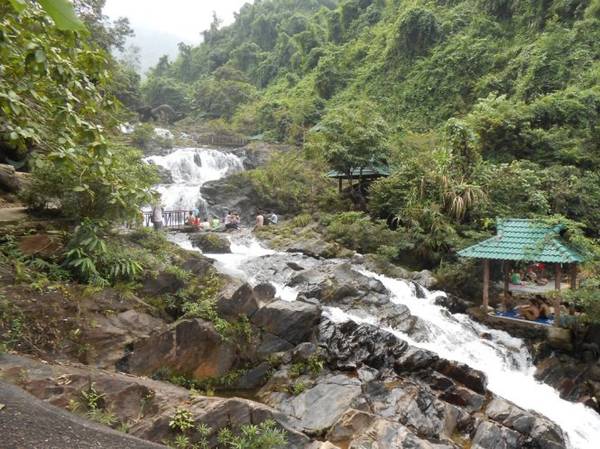 Cảnh đẹp Ngầm Đôi thu hút nhiều du khách qua đường 14G ghé vào thưởng ngoạn - Ảnh: THANH LY