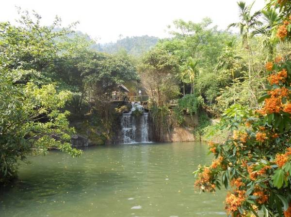 Lên cao hơn một tí sẽ bắt gặp suối Hoa ngay bên phải cung đường 14G - Ảnh: THANH LY