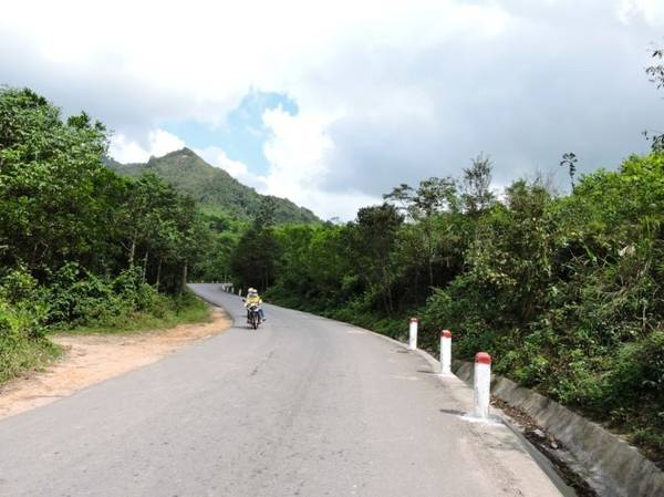 Càng lên cao những đoạn dốc khúc khuỷu gợi lên bao cảm giác thử thách - Ảnh: THANH LY