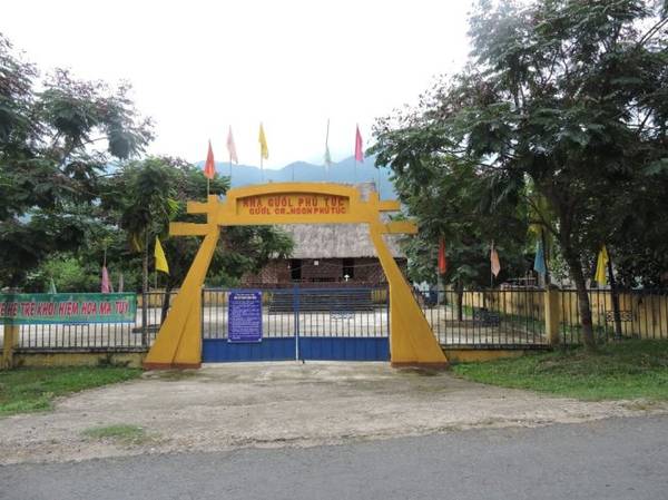 Trên cung đường 14G còn có cả những ngôi nhà Gươi - nơi du khách có thể hiểu hơn về đời sống của đồng bào thiểu số nơi đây - Ảnh: THANH LY