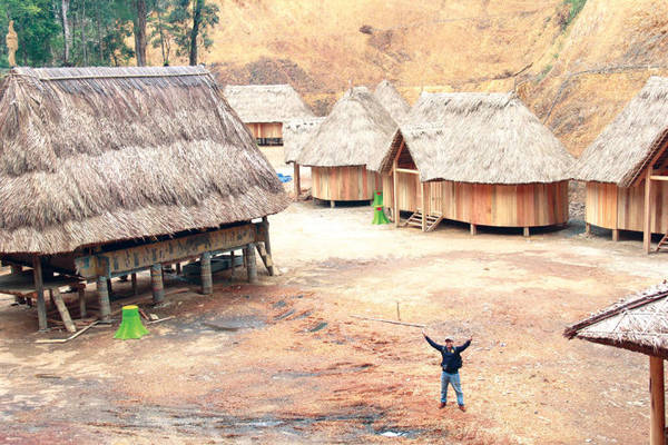 Khu làng nhà sàn được làm ngay vùng lõi để làm nơi lưu trú cho du khách - Ảnh: TRẦN MAI