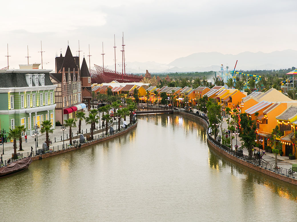 Phố cổ ven sông