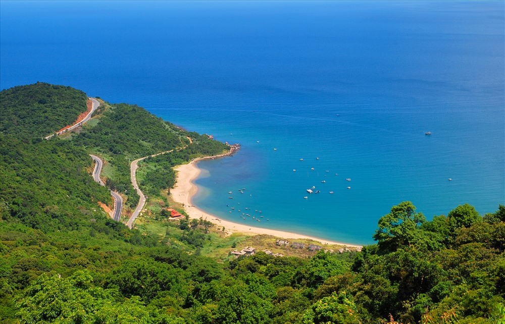 Con đường uốn lượn quanh bán đảo Sơn Trà
