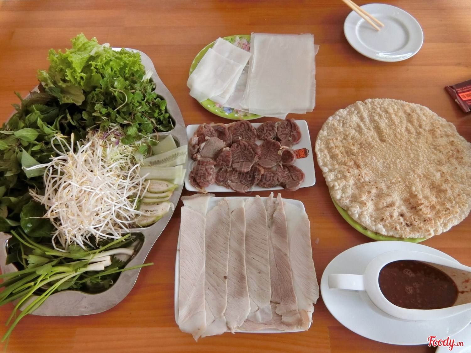 Bánh tráng cuốn thịt heo 2 đầu da. Ảnh: Foody