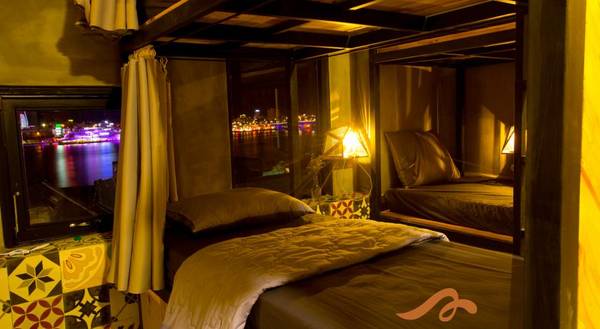 Hostel có tổng cộng 5 tầng. Mỗi tầng khoảng 2 gian phòng với các phòng đơn, đôi xen kẽ. Và có một khu vực vệ sinh chung để sinh hoạt cá nhân. Tuy nhỏ nhưng rất gọn gàng và thuận tiện. 