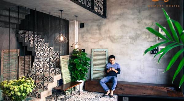 Đây là một hostel với địa thế khá đắc địa. Nằm ngay trong trung tâm thành phố, cách sông Hàn chỉ vài sải chân. Chưa kể xung quang, các khu ăn uống, Food Court, quán cafe nhộn nhịp suốt đêm ngày.