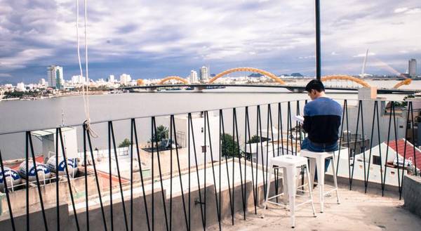 Thỏa thích ngắm cảnh cầu Rồng từ khu vực sân thượng của Memory Hostel.