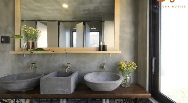 Bệ rửa mặt cũng ấn tượng không kém.