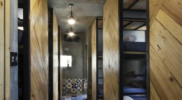 Đồ đạc trong phòng có rất nhiều kiểu dáng khác nhau nhưng không lộn xộn bởi chúng có sự thống nhất về hòa sắc