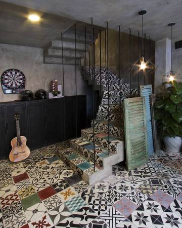 Những nền gạch hoa cũ kỹ nhưng đong đầy chất nghệ thuật khiến ta được khơi gợi những điều thuộc về xưa cũ.