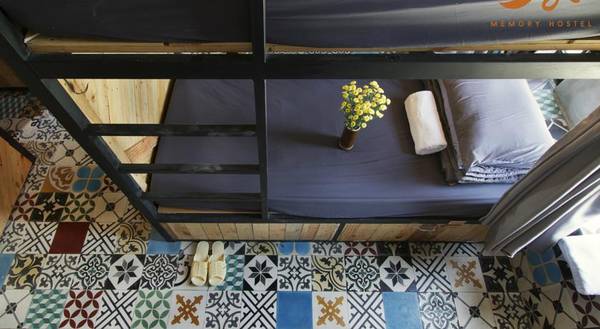 Phòng nghỉ lát gạch hoa đậm chất nghệ thuật.