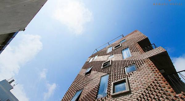 Nhìn tổng thể về ngoại thất, toàn bộ toà nhà được bao phủ bởi gạch nung, được sắp xếp có tính nghệ thuật cao.