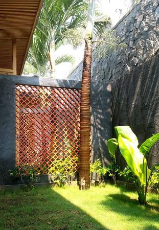 Ngoài khu vườn chung phía trước, mỗi căn hộ đều có một khoảng vườn nhỏ riêng tư phía sau.