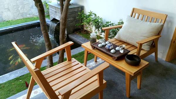 Bàn uống trà ngay phía trước phòng.