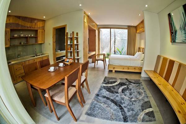 Minh House bao gồm 5 căn hộ độc lập nằm sát nhau, mỗi căn đều có vườn riêng ở phía sau và sân vườn sinh hoạt chung ở phía trước và được trang bị đầy đủ tiện nghi cao cấp như bếp, bàn ăn, bàn ghế sofa. 