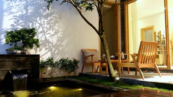 Khách lưu trú tại đây cũng được phục vụ bữa sáng tại phòng với các món ăn đặc trưng của Đà Nẵng.