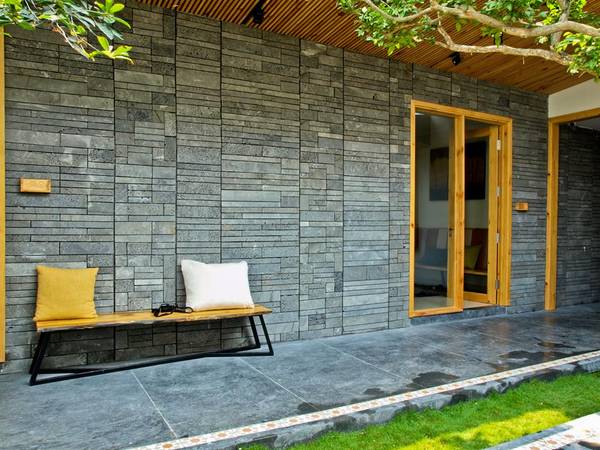 Ghế ngồi dọc hành lang chung phía trước.