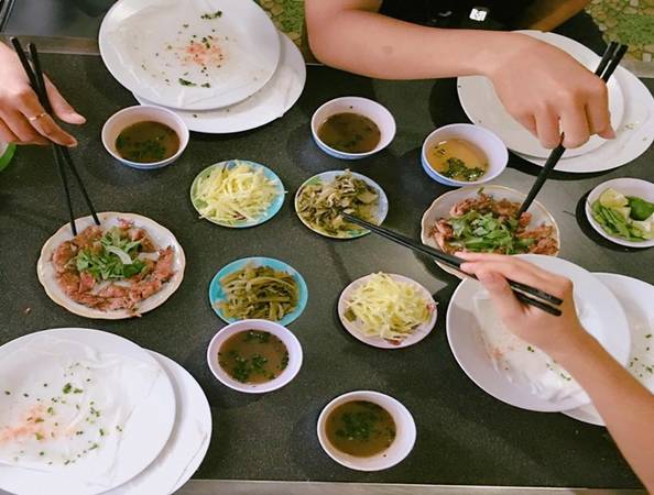 Bánh ướt Buôn Mê Bánh ướt dạng tự cuốn khá nổi tiếng ở Buôn Mê Thuột đã có mặt ở Đà Nẵng. Bánh ướt được tráng mỏng, làm chín bằng hơi nước rồi trải ra đĩa. Thực khách sẽ tự cuốn bánh với thịt nướng, dưa leo, cải chua xắt sợi, rau thơm, đồ chua. Mắm chấm là mắm nêm hoặc mắm cá cơm. Nhiều người gọi vui đây là món bánh ướt “chồng đĩa” vì ăn đến đâu sẽ chồng đĩa không đến đó. Một phần cơ bản gồm một đĩa thịt nướng, bánh ướt, giá 30.000 đồng. Bạn có thể ăn ở quán trên đường Lê Đình Dương, quận Hải Châu.