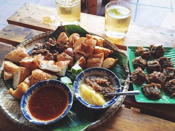 Bánh mì nướng Lạng Sơn Bánh mì được nướng trên than hoa với hai công đoạn, đầu tiên là phết dầu nướng cho nóng, sau đó sẽ được phết hỗn hợp dầu hào, mật ong để nướng lại lần hai. Bạn muốn ăn bánh giòn hay không thì nói chủ quán điều chỉnh cho hợp với khẩu vị của mình. Trước đây bánh mì Lạng Sơn chỉ chấm với bơ và thứ nước chấm đặc sệt có công thức riêng, sau này có ăn kèm thịt nướng, dưa leo để đậm vị. Món này được bán ở đường Phạm Quang Ảnh, có giá từ 20.000 một phần.