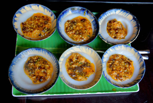 <strong>Bánh bèo Đà Nẵng: </strong> thường được đổ trong những chén vừa. Nhân gồm thịt ba rọi, tôm lột vỏ, nấm mèo, đầu hành lá, gia vị và một chút nước màu. Khi bánh bèo chín, người chế biến thêm nhân sệt vào, chan ít nước mắm đã pha, rắc hành phi, đậu phộng giã rồi. Một phần bánh bèo chén cho một người ăn khoảng 20.000 đồng.