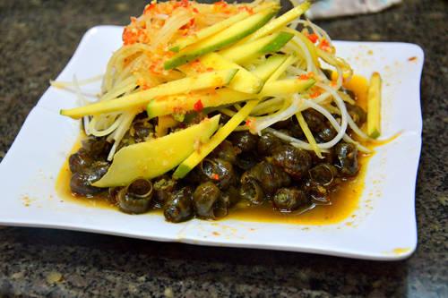 <strong>Ốc hút </strong>là tên gọi dân dã người dân Đà Nẵng gọi riêng món ốc xào xả ớt. Ốc trước khi xào được đập thông hai đầu, khi thưởng thức chỉ cần hút nhẹ ở miệng vỏ sẽ cảm nhận được ngay thịt ốc vừa béo vừa chắc, ăn cùng xoài và đu đủ ngâm chua cay. Vừa ăn vừa hít hà vị cay đặc trưng của các món ăn Đà thành sẽ khiến bạn có trải nghiệm khó quên. Hãy tìm đến các quán vỉa hè bán đồ ăn khuya hoặc quán hải sản gần bãi biển, một đĩa ốc hút có giá khoảng 20.000 - 30.000 đồng.