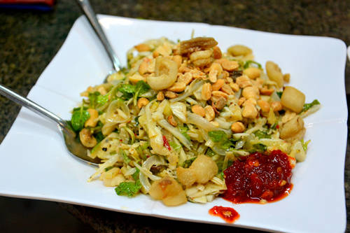 <strong>Mít trộn: </strong> đây là món ăn vô cùng thân thuộc với giới trẻ Đà Nẵng. Mít trộn có vị bùi và ngọt của mít non, giòn của da heo, thêm vị thơm của đậu phộng, hành phi và chút cay cay của ớt, rau thơm… tất cả tạo nên vị ngon hấp dẫn. Một đĩa mít trộn có giá 10.000 - 20.000 đồng.