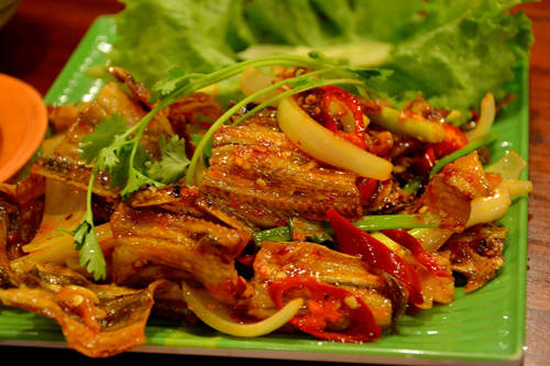 <strong>Cá khô rang chua ngọt: </strong> Vùng biển Đà Nẵng mang đến nhiều món hải sản ngon, đặc biệt là các món từ cá. Từ lâu, cá khô là một món dân dã của người dân miền biển. Cá khô xào cay, hay cá khô rang chua ngọt chất chứa hương vị biển mặn mòi. 25.000 đồng là giá một đĩa cá khô đầy đặn.