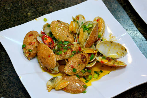 <strong>Chíp chíp xào cay: </strong> đây là loại hải sản ngon, rẻ và vô cùng đặc trưng của Đà Nẵng. Ngoài việc hấp, xào cay chíp chíp cũng là cách làm phổ biến. Hương vị ngọt dịu của chíp chíp cộng thêm mùi hăng của sả, cay của ớt, đậm đà của gia vị làm nên một món ăn nhất định phải thử khi đến Đà Nẵng. Món này bán ở mọi quán ăn hải sản, với giá 25.000-30.000 đồng đĩa.