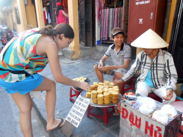 Khoai lang được chế biến thành món bánh khoai nướng đầy hấp dẫn - Ảnh: T.Ly