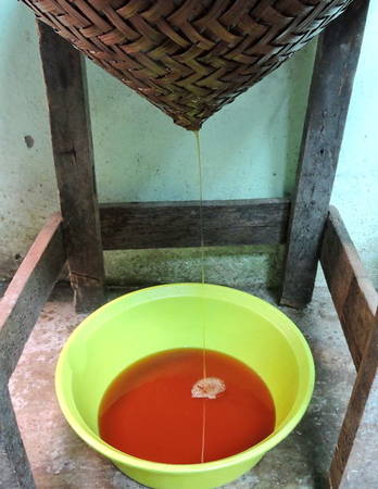 Đổ nước mắm mới lọc vào vại sành và dùng tấm vải trắng để ủ hương tự nhiên - công đoạn này chính là bí quyết giúp hương mắm thơm nồng nàn, hạn sử dụng được lâu hơn - Ảnh: Thanh Ly