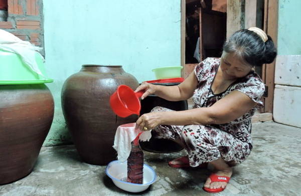 Nước mắm tỉ mỉ lọc nhiều lần mới đạt độ vàng sóng sánh ưng ý - Ảnh: Thanh Ly