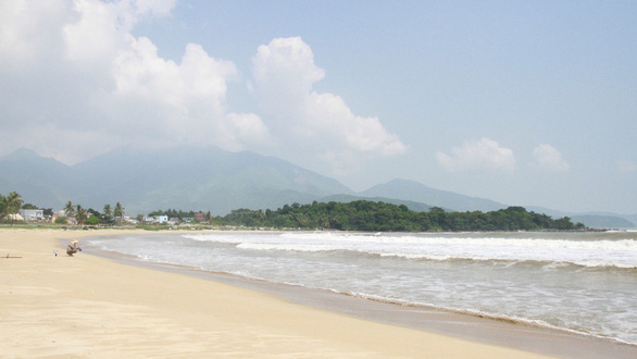 Bờ biển Nam Ô còn khá hoang sơ - Ảnh: ĐOÀN CƯỜNG