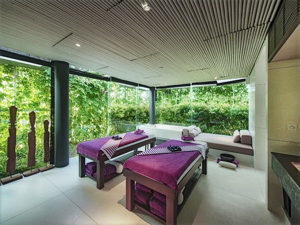 Pure Spa được thiết kế rộng mở cùng thiên nhiên, kết hợp các thiết bị hiện đại, liệu trình chuẩn mực về chăm sóc, nghỉ ngơi. Spa còn cung cấp cho du khách các gói dịch vụ detox thanh lọc cơ thể.