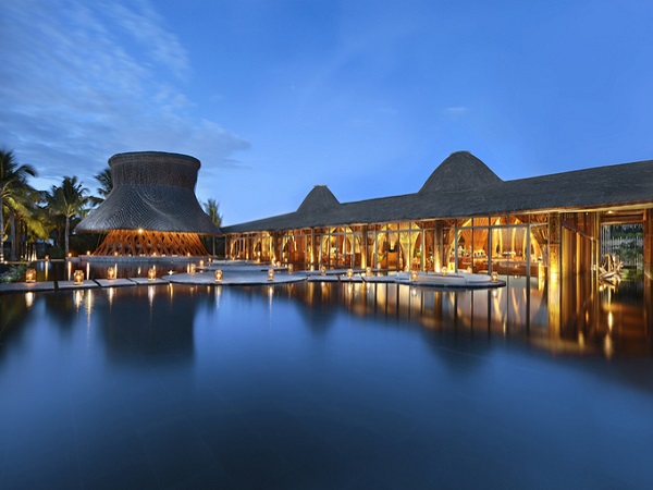 Thiết kế mang tính biểu trưng Việt Nam: Nhà hàng Hay Hay là một trong những nét đặc trưng tại khu nghỉ dưỡng. Công trình là tác phẩm để đời của kiến trúc sư nổi tiếng Võ Trọng Nghĩa với kiến trúc độc đáo bằng tre nứa, thu hút sự chú ý của bất cứ ai đặt chân đến.