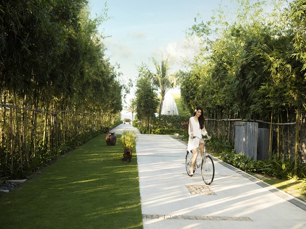 Men theo lối đi quanh co với từng hàng tre, trúc bao phủ, các quan khách được hòa mình vào thiên nhiên, tìm hiểu các nền văn hóa giàu bản sắc của Việt Nam khi tham quan kiến trúc tre nứa, tinh hoa ẩm thực Việt, âm nhạc truyền thống và trang phục dân tộc.