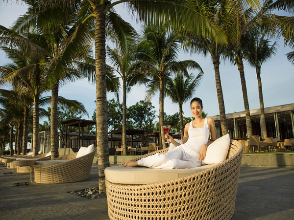 Nhiều loại hình dịch vụ: Đến Sitini Pool Bar, gọi một ly cocktail ngọt ngào và ngồi ngắm nhìn biển xanh sẽ là trải nghiệm đáng nhớ cho du khách.