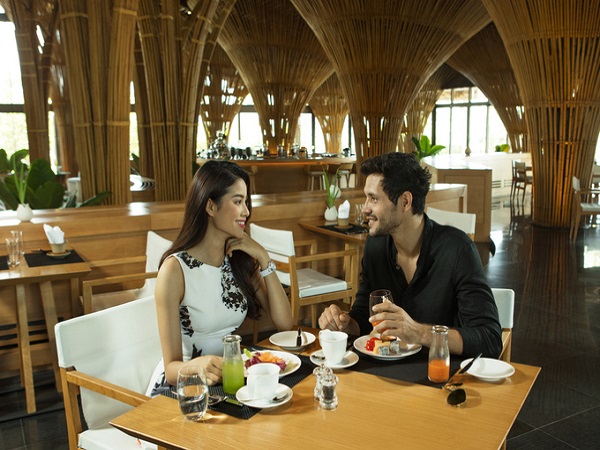 Du khách có thể thưởng thức một buổi tối lãng mạn bên người thương trong không gian ấm cúng. Những đầu bếp sẽ sáng tạo ra nhiều món ăn đạt chuẩn quốc tế để du khách thưởng thức. Tất cả chi tiết từ trang trí, sắc màu, hương vị đến thành phẩm đều được kiểm tra kỹ.