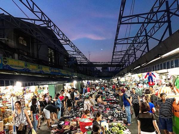 Khu ẩm thực chợ Cồn vào buổi tối luôn tấp nập. Ảnh: @ricksidney