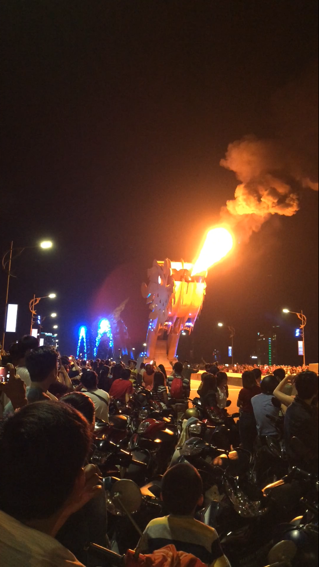 Các quầng lửa được tạo thành trong các đợt phun lửa có đường kính 3 – 4m và đi xa tới 10 – 15m đầy ấn tượng. Ảnh: Mai Nguyễn