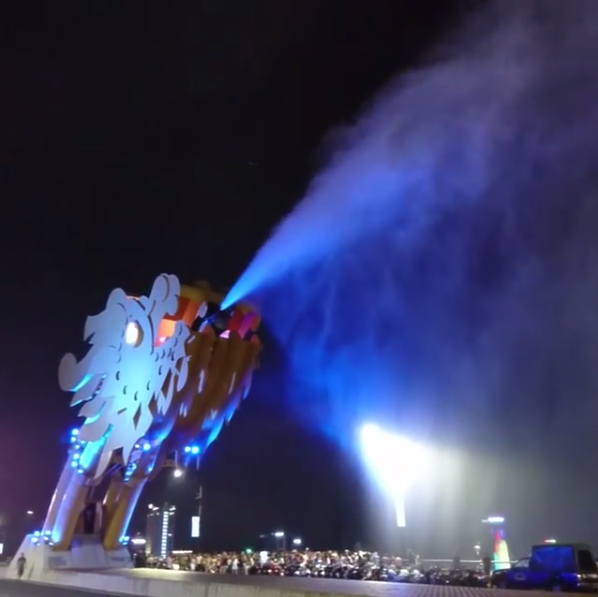 Dù phun lửa hay phun nước, cầu Rồng vẫn toát lên vẻ uy nghiêm như một con rồng thực sự. Ảnh: @noritney