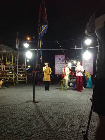 Bạn có thể ghé nghe hát Bài chòi - một loại hình nghệ thuật dân ca và trò chơi dân gian đặc trưng ở miền Trung Việt Nam. Ảnh: Mai Nguyễn.