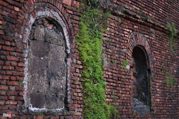 Trải qua bao năm thăng trầm của lịch sử, những bức tường của thành lũy được bao phủ bởi những lớp rêu xanh.