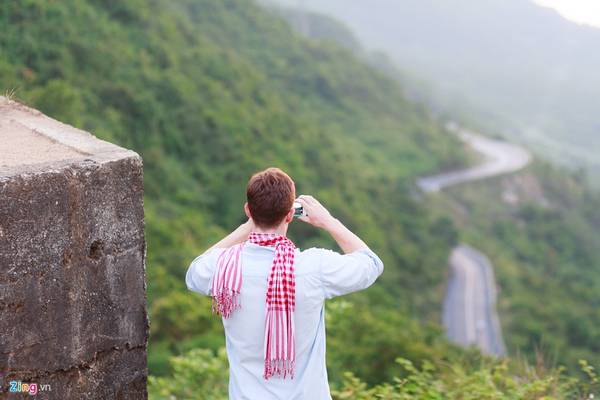 Ngày nay, Hải Vân Quan đang trở nên điểm du lịch thu hút du khách trong và ngoài nước. Đến đây, ngoài việc thưởng thức vẻ đẹp hoang sơ của núi rừng, du khách còn có cơ hội để ghi lại những khoảnh khắc tuyệt đẹp về thiên nhiên với những làn mây bay lượn mỗi khi hoàng hôn buông xuống.