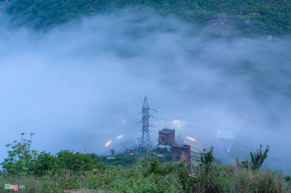 Dừng chân ngay dưới đường quốc lộ, leo bộ hơn 30 bậc tam cấp, du khách sẽ gặp cổng thành với 3 chữ Hải Vân Quan. Thành quách xưa giờ vẫn còn nhiều di tích có giá trị, dù không ít trong số đó đã bị phá hủy bởi bom đạn, thời gian và con người.