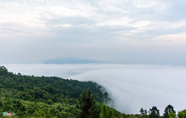 Từ trên cao nhìn xuống, TP Đà Nẵng nhỏ lại, được bao quanh là biển cả mênh mông. Còn nếu xuất phát từ hướng Thừa Thiên - Huế, để đặt chân lên Hải Vân Quan bạn phải trải qua 3 đèo Phước Tượng, Phú Gia và Hải Vân. Mỗi sáng sớm hoặc chiều tối, toàn bộ khu vực này được bao phủ bởi lớp mây bồng bềnh bay lượn.