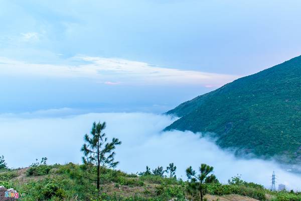 Khi hàng hôn buông xuống, nhiệt độ trên đỉnh đèo Hải Vân xuống thấp, khoảng 15 độ C. Đây là lúc thích hợp nhất để du khách thư thái ngắm nhìn những khóm mây bay lượn quanh sườn núi.