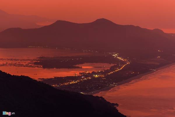 Màn đêm buông xuống, từ đỉnh Hải Vân du khách có thể ngắm toàn cảnh vịnh Lăng Cô hoặc TP Đà Nẵng về đêm.