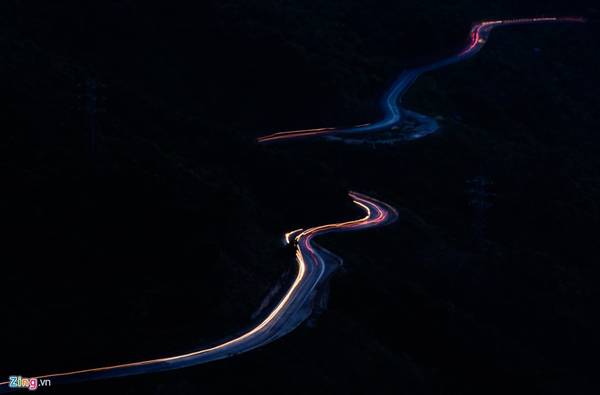 Trên đèo Hải Vân chưa có điện, nên vào ban đêm hầu như bị bao trùm trong bóng tối. Tuyến đường quanh co từ Đà Nẵng ra Huế và ngược lại cũng ít người qua lại.