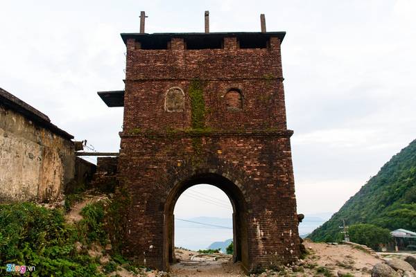 Ngay trên đỉnh đèo, những cửa đèo và thành lũy đắp ngang vẫn còn dấu vết. Cửa trông về phủ Thừa Thiên có ba chữ: Hải Vân Quan. Cửa trông xuống Quảng Nam có dòng chữ "Thiên hạ đệ nhất hùng quan" (theo sử sách còn ghi lại thì đây là những dòng chữ do vua Lê Thánh Tôn đề tặng khi dừng chân ngắm cảnh nơi này).